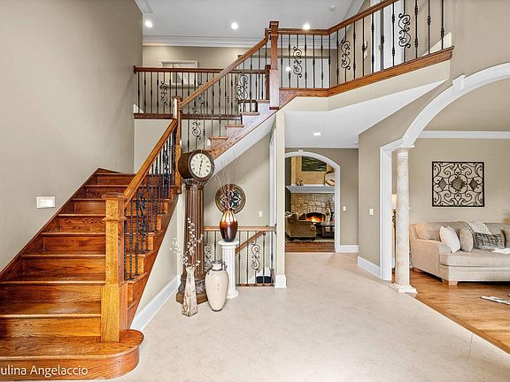 4th image of 2 Marbury Ln