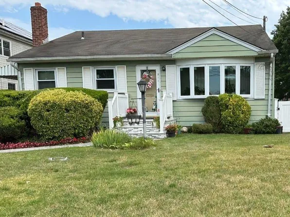 828 1st Avenue, Westbury, NY 11590