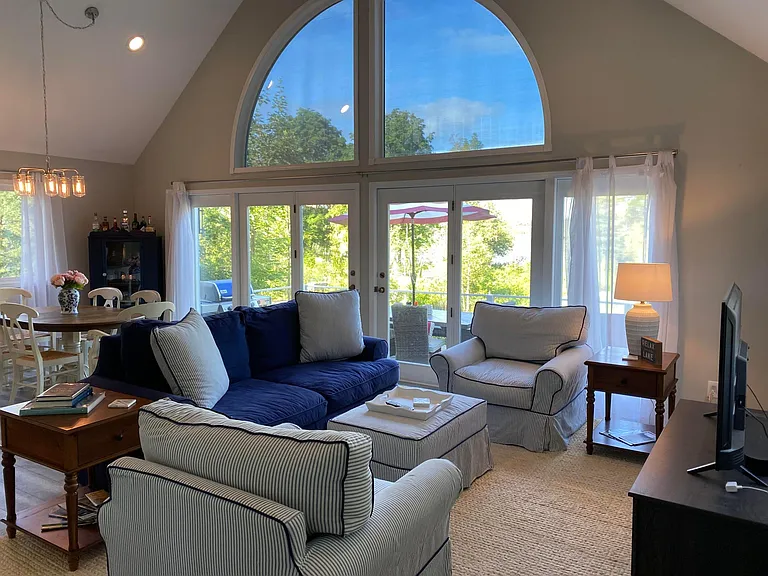 212 Rivershore Dr — Photo 2