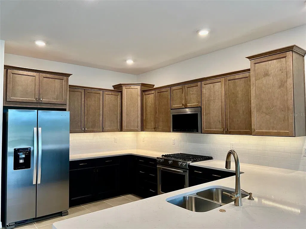 3 bed, 2.0 bath, 1856 sqft, $2,395 — Photo 4