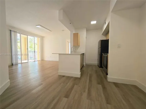 2564 Centergate Dr, Hollywood, FL