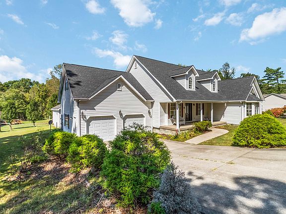 3rd image of 221 Sandy Hills Ln