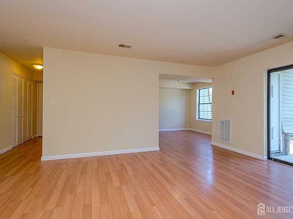 4th image of 1005 Hidden Village Dr