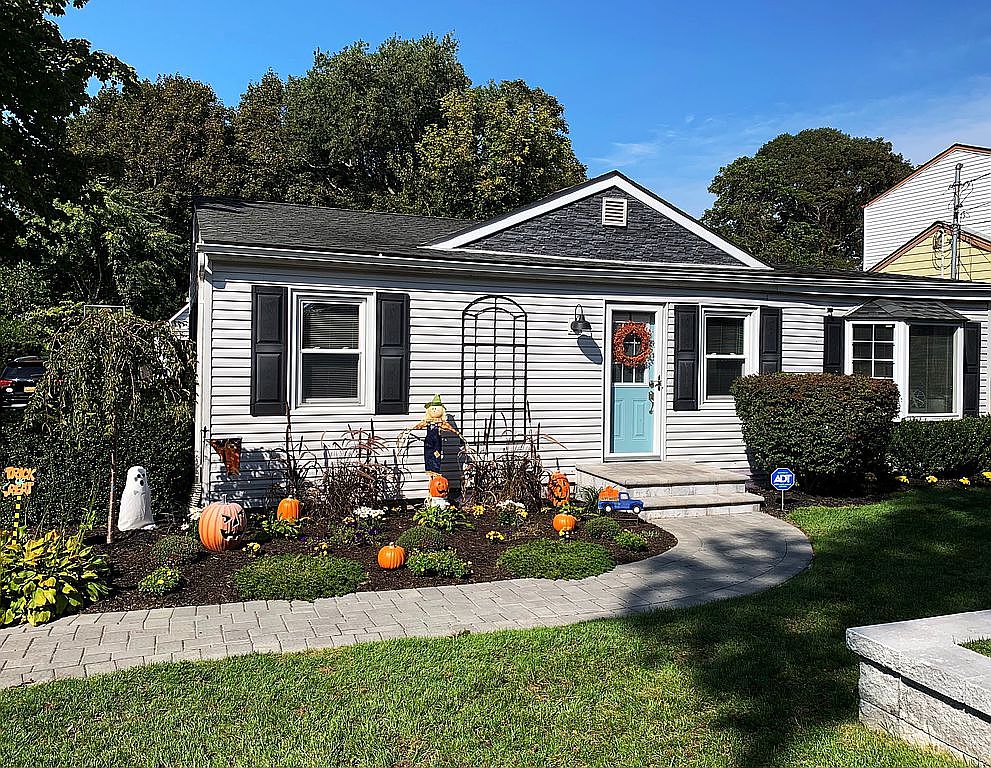 33 Peconic St, Selden, NY 11784 Zillow