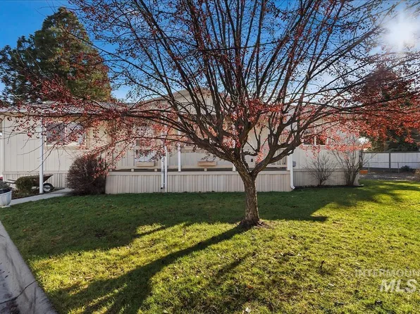 8236 W Vicksburg Ln, Garden City, ID 83714