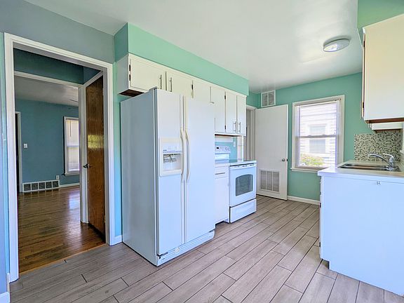 3rd image of 3113 Silverdale Ave