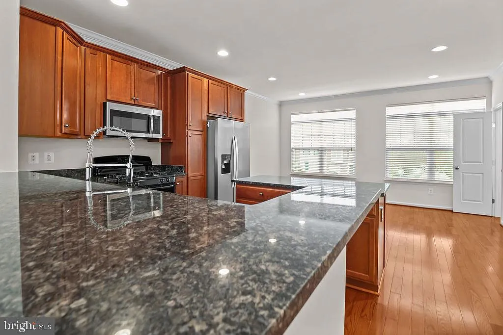 3 bed, 4.0 bath, 2036 sqft, $2,775 — Photo 4