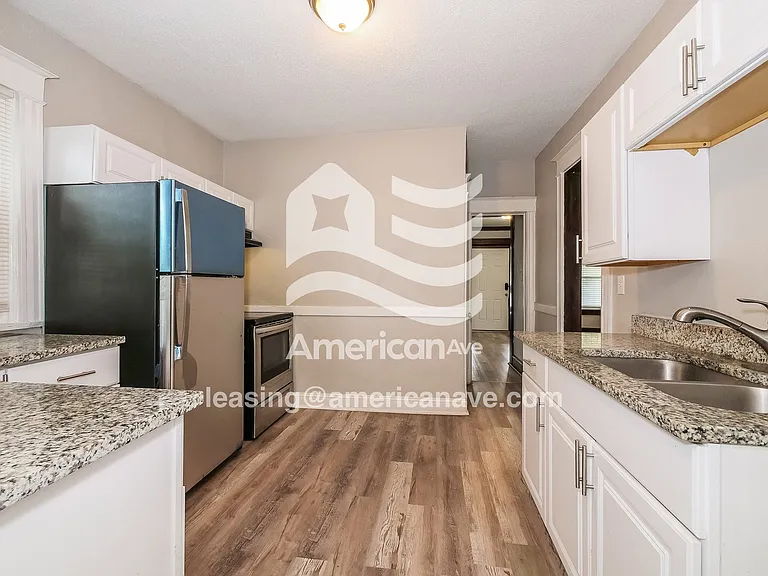 284448_007_kitchen_8.jpg