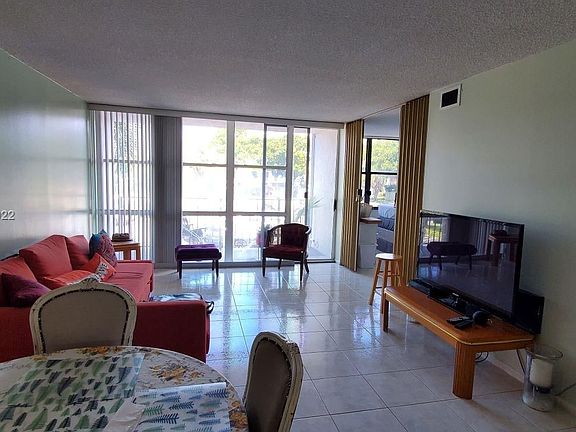 3rd image of 800 Parkview Dr APT 207