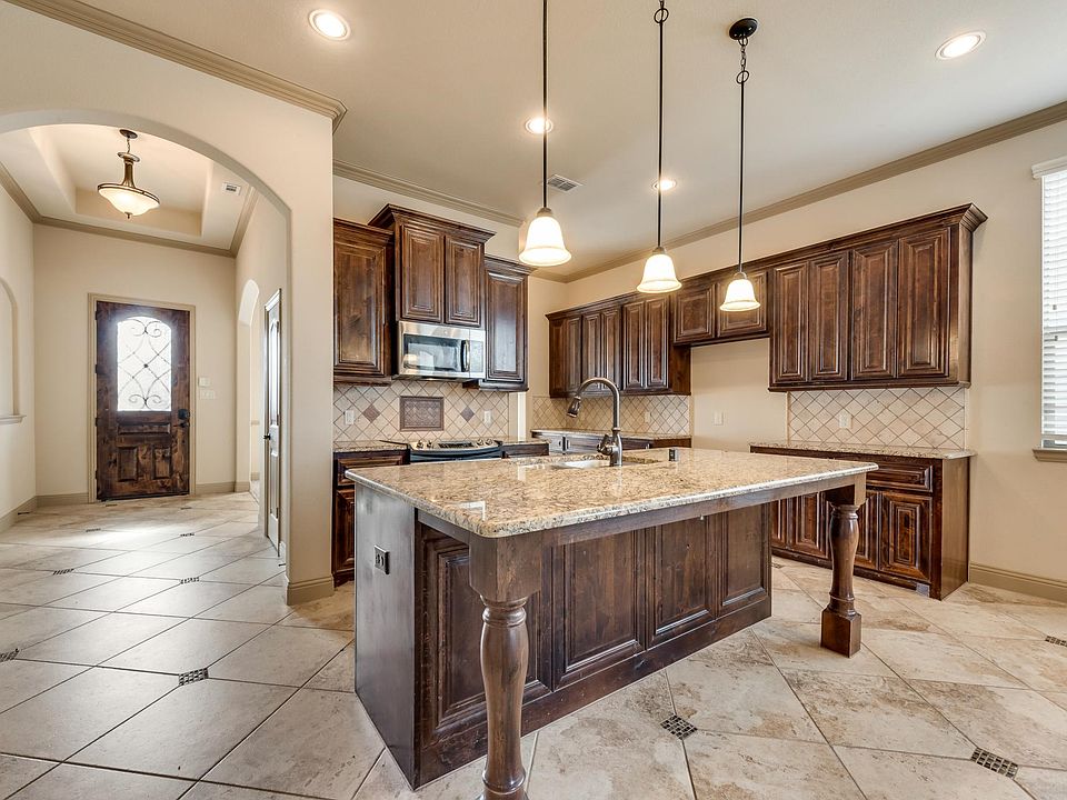 1st image of 113 Manor Ln