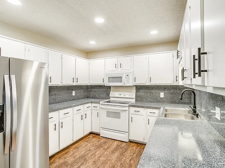 1104 Sproles Dr — Photo 11