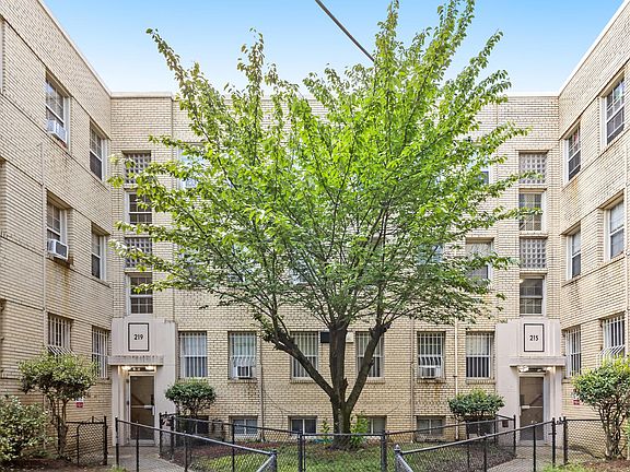 3rd image of 219 Oakwood St SE APT 303