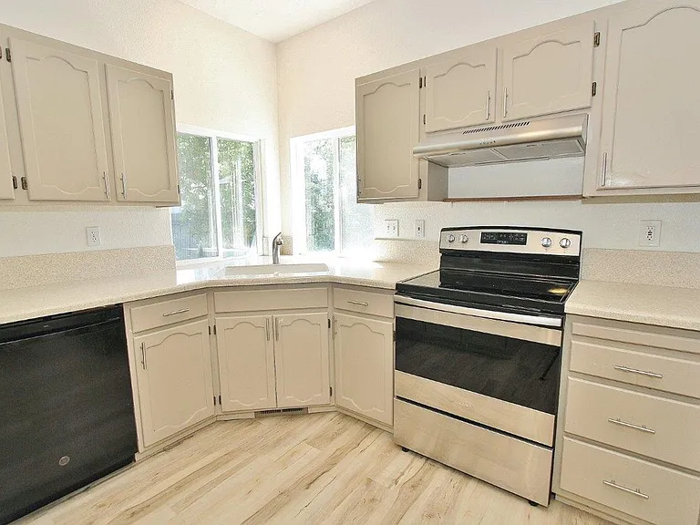 1334 N Gawaine Pl — Photo 11