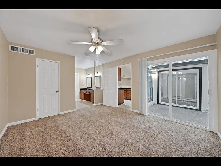 6080 Dooley Dr #6080 — Photo 2