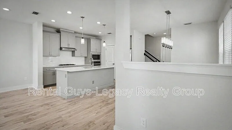 3 bed, 2.5 bath, 1848 sqft, $3,150 — Photo 4