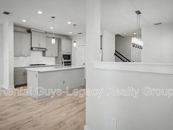 4th image of 409 Crestview Dr