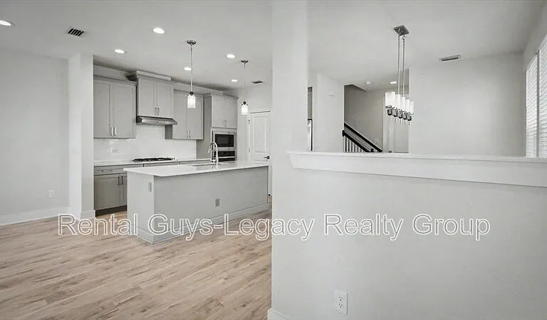 409 Crestview Dr — Photo 4