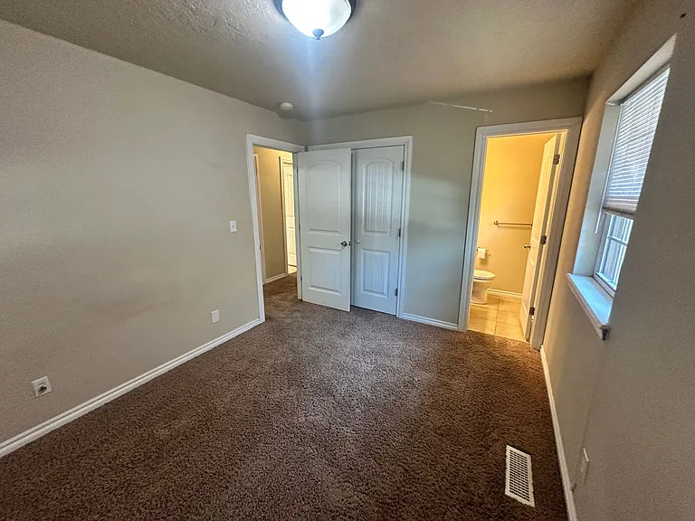 1613 Vine St — Photo 6