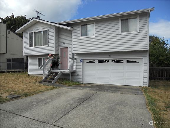 2nd image of 1107 Norpoint Way NE