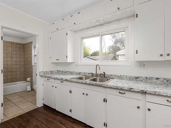 4th image of 102 W Cornell Ave