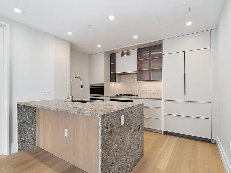 222 E Broadway #16B — Photo 9