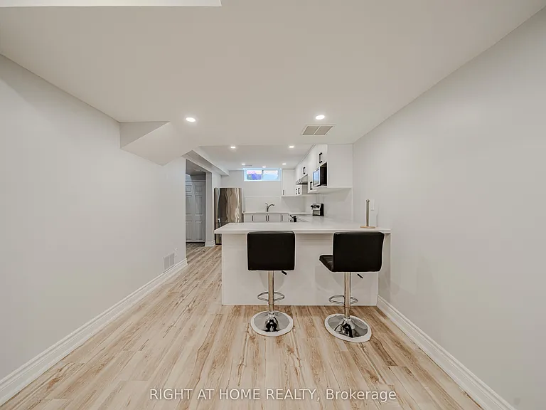 3 Glenayr Rd #LOWER — Photo 15