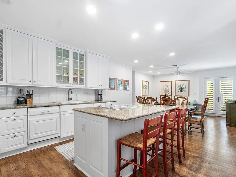 240 Miraflores Dr — Photo 4