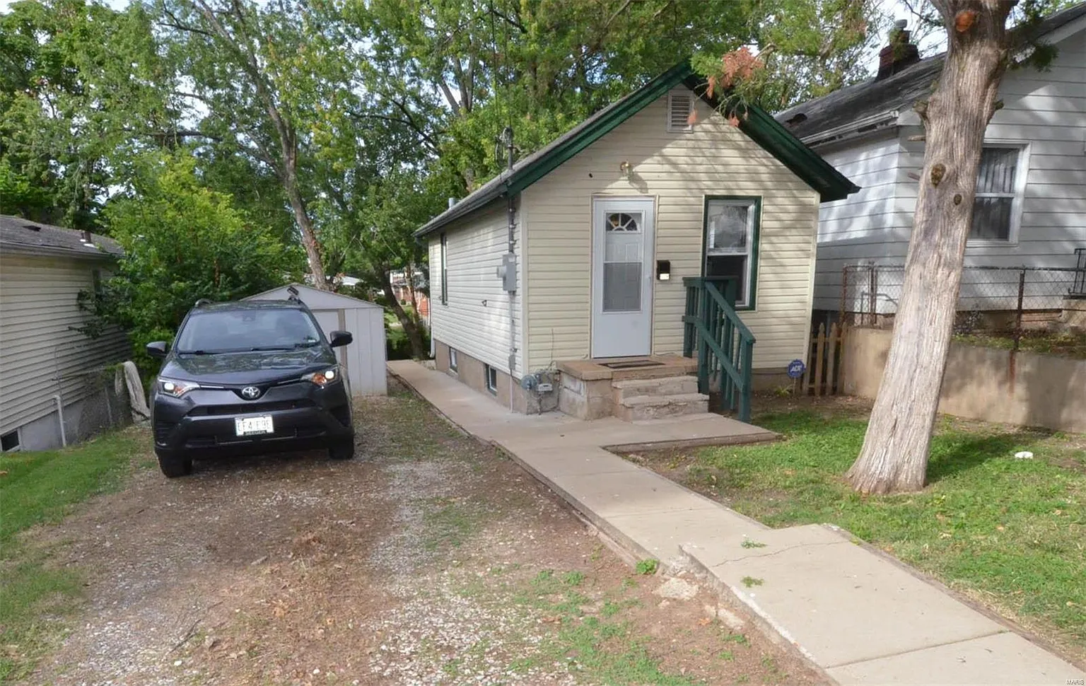 629 De Merville Ave photo 1