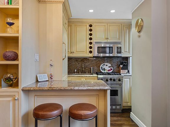 4th image of 41 W 72nd St APT 6F
