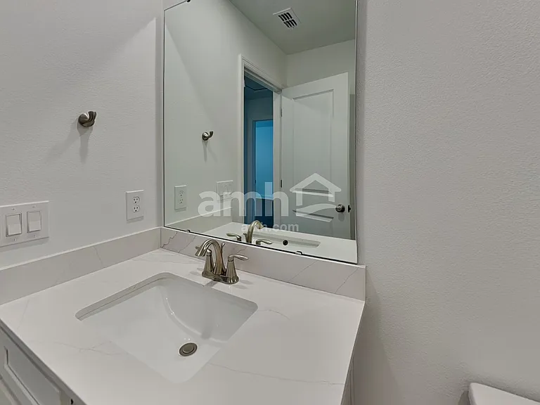 16381 Aubergine Aly — Photo 16