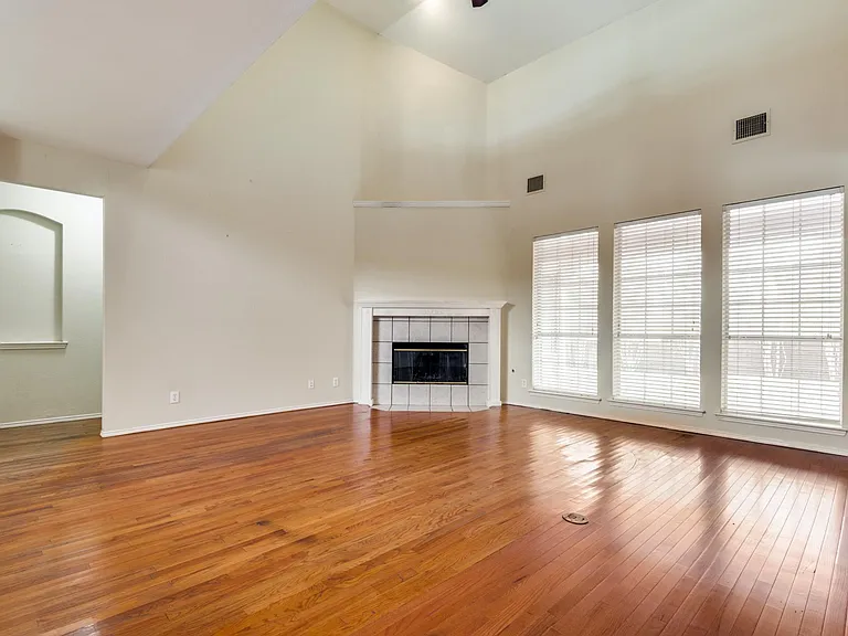 2904 Woods Dr — Photo 3