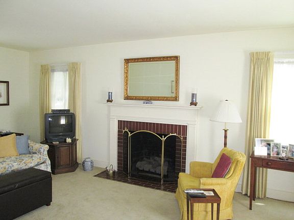 3rd image of 112 Clarendon Cir