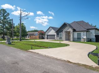 222 Meadowlark Dr, Wills Point, TX 75169