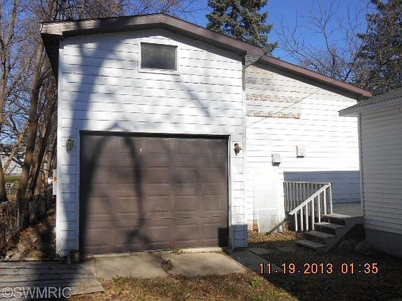 4th image of 90 Burr St