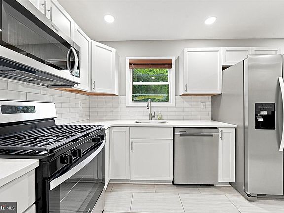 3rd image of 404 S Brownleaf Rd