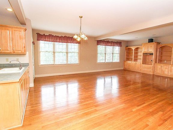 5th image of 432 Barroway Ln