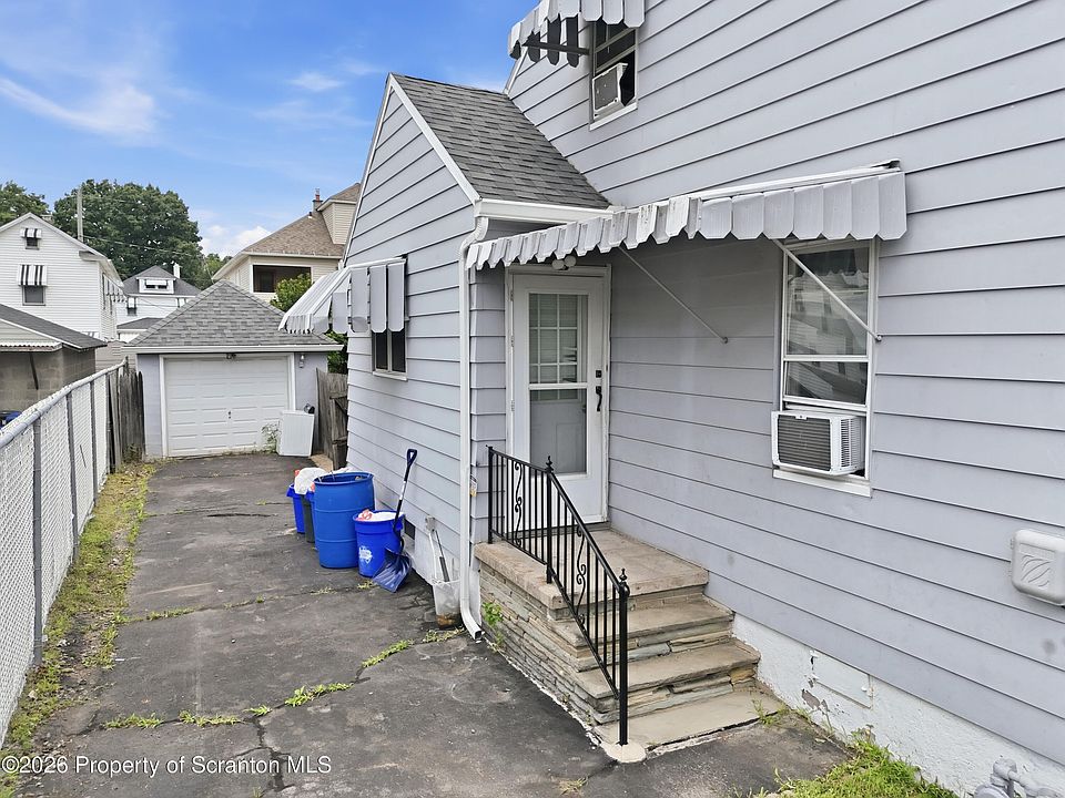 1st image of 293 Lyndwood Ave