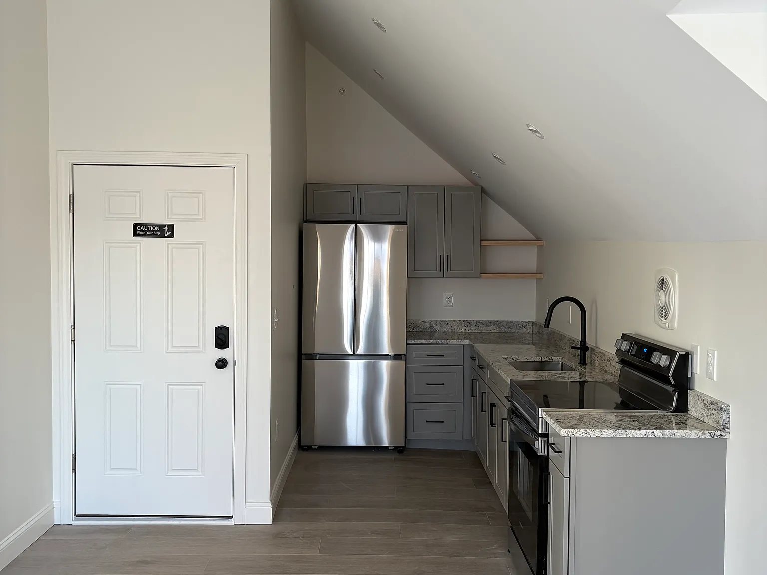 1 bed, 1.0 bath, $1,600 — Photo 2