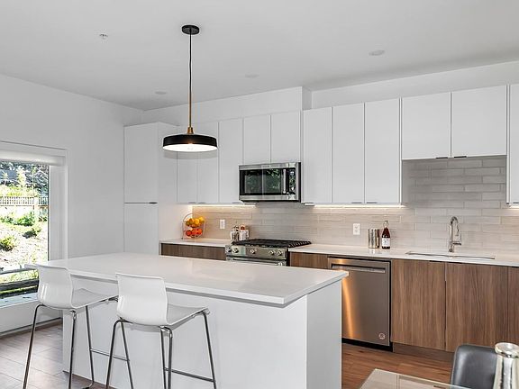 4th image of 2330 Sooke Rd #10