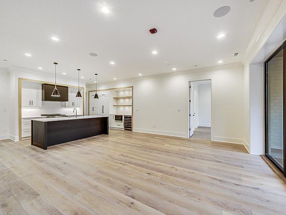 5th image of 4920 N Lincoln Ave #2
