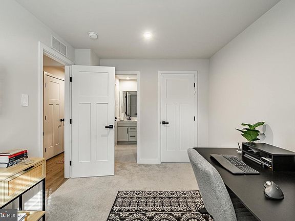 5th image of 404 Pitch Pine Way