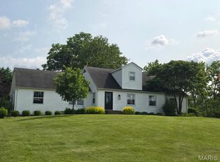 204 W Kinkead Rd, Hillsboro, IL 62049