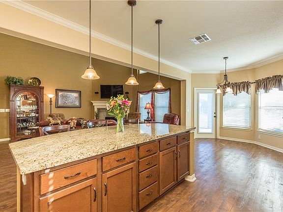 5th image of 3218 Montebello