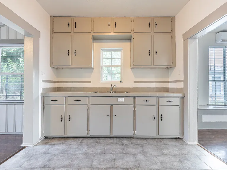 706 Canton — Photo 12