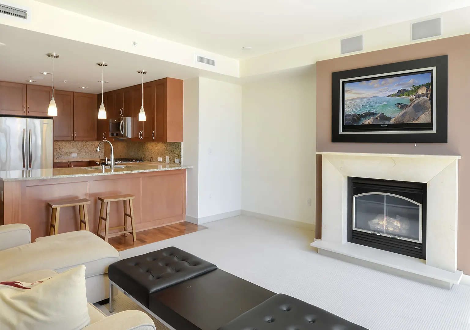 Luxury unit in Washington Square. Water/garbage/parking included in rent/Plus mini storage. Centr... — Photo 3