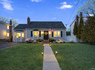 6 Mayflower Avenue, Massapequa Park, NY