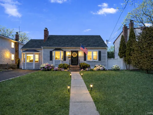 6 Mayflower Avenue, Massapequa Park, NY 11762