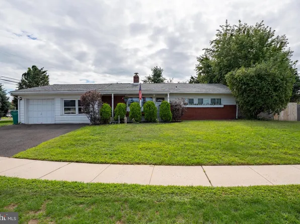 35 Spiral Ln, Levittown, PA 19055