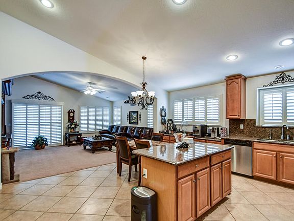 4th image of 806 E Penny Ln