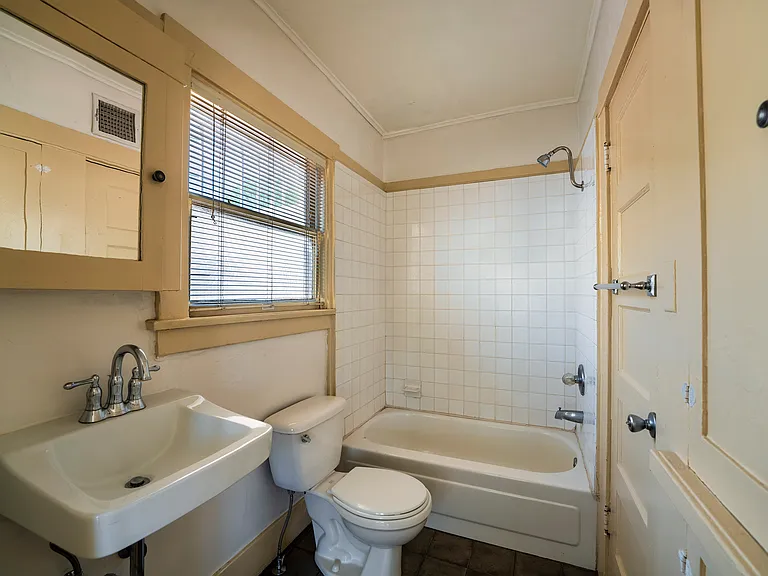 210 E 2nd St #4 — Photo 26